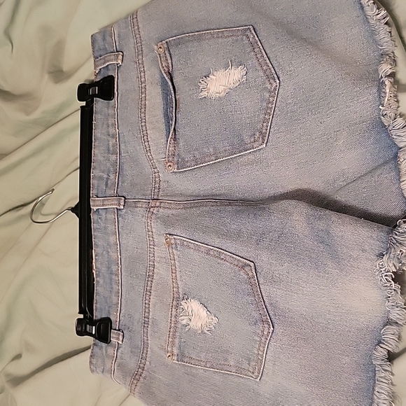 Chelsea and violet  distressed Jean shorts. Size 29 - Picture 4 of 4